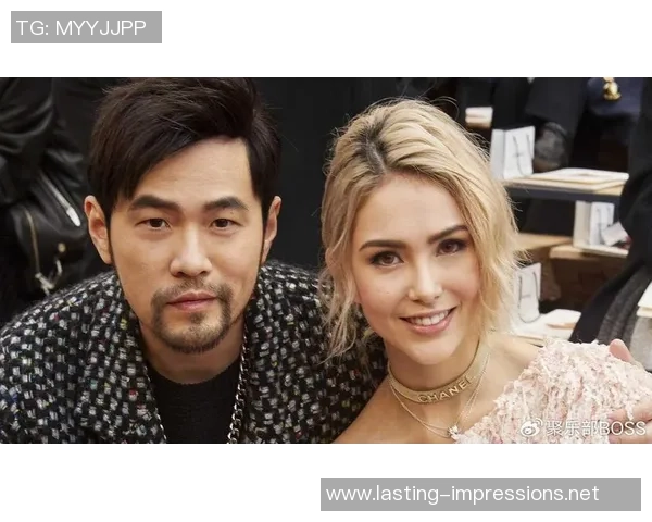 足球明星与19岁女友甜蜜互动引发热议两人爱情故事曝光引人关注 足球明星与19岁女友甜蜜互动引发热议两人爱情故事曝光引人关注