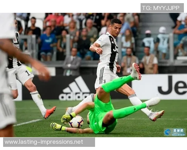 足球明星在比赛中精彩射门瞬间的震撼场景与激情时刻的完美捕捉 足球明星在比赛中精彩射门瞬间的震撼场景与激情时刻的完美捕捉