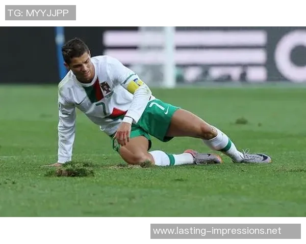 足球明星后背高清图片欣赏展现他们独特风采与运动魅力 足球明星后背高清图片欣赏展现他们独特风采与运动魅力