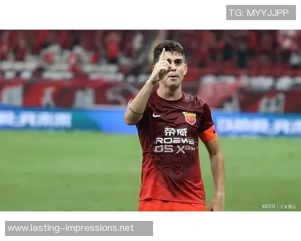 足球明星意外受重伤瞬间曝光引发球迷热议与关注 足球明星意外受重伤瞬间曝光引发球迷热议与关注