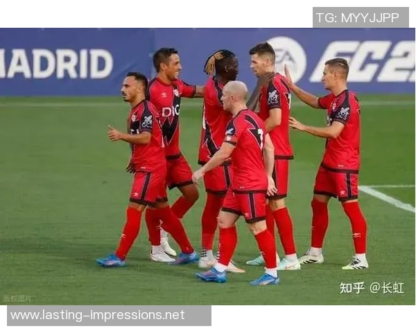 足球明星鞋包时尚潮流大揭秘让你领略球场外的独特魅力与风格 足球明星鞋包时尚潮流大揭秘让你领略球场外的独特魅力与风格